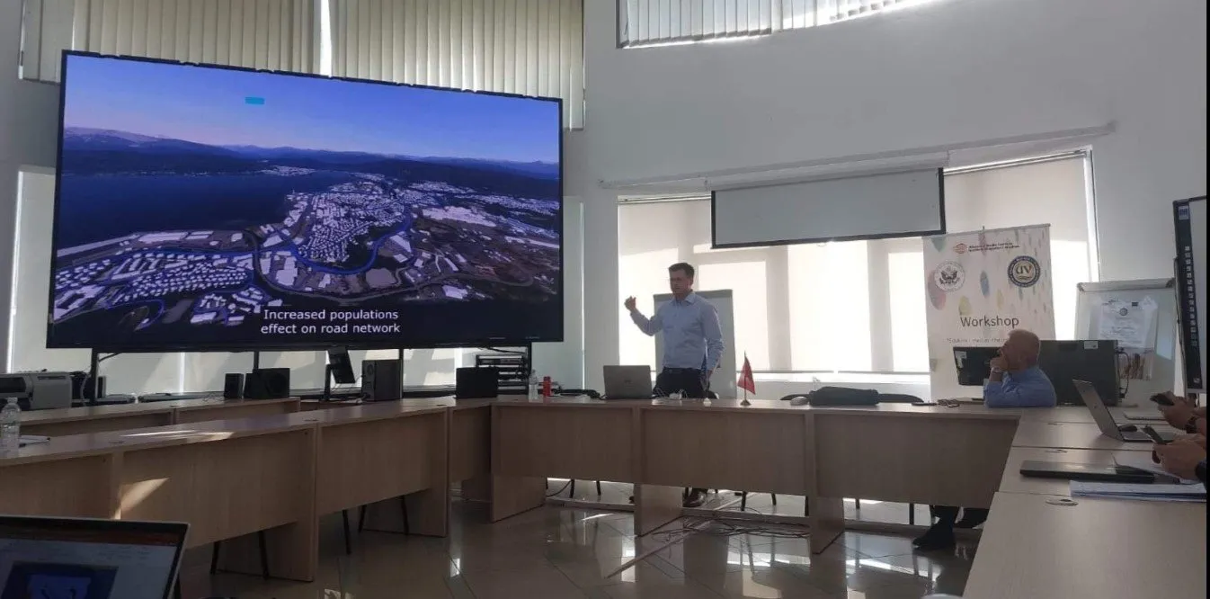 Bork Sundseth presenterer digital tvilling og mulighetene med trafikksimulering.