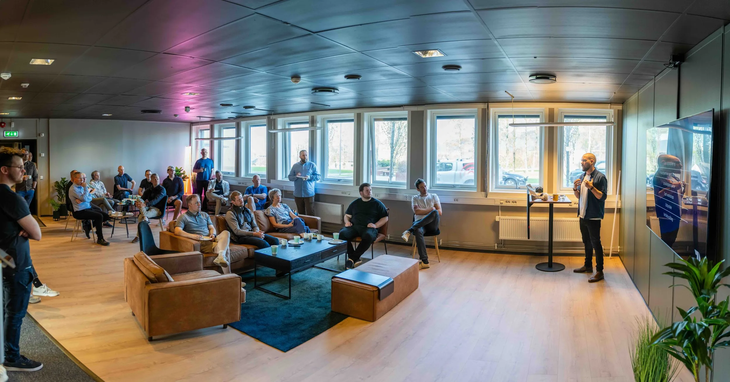 Tettpakket med bagels-spisere📷 Benjamin Bøen / Mo Industripark AS