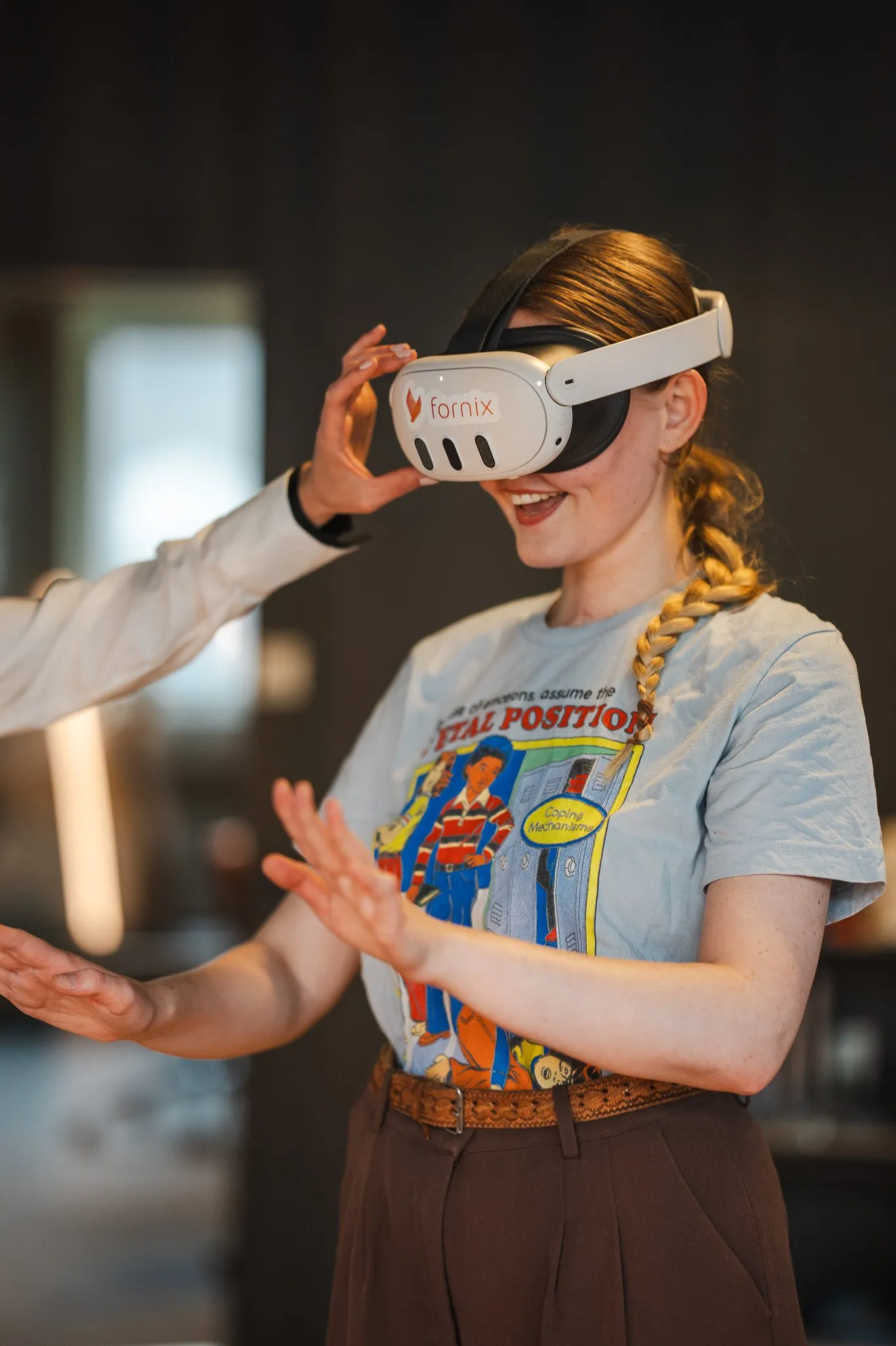 En begeistret Hanna Nygård Roth som får justert hodesettet av Elise Rimer fra Fornix.📷 TECHLAB, Kay Tomas Fagervik Bertheussen