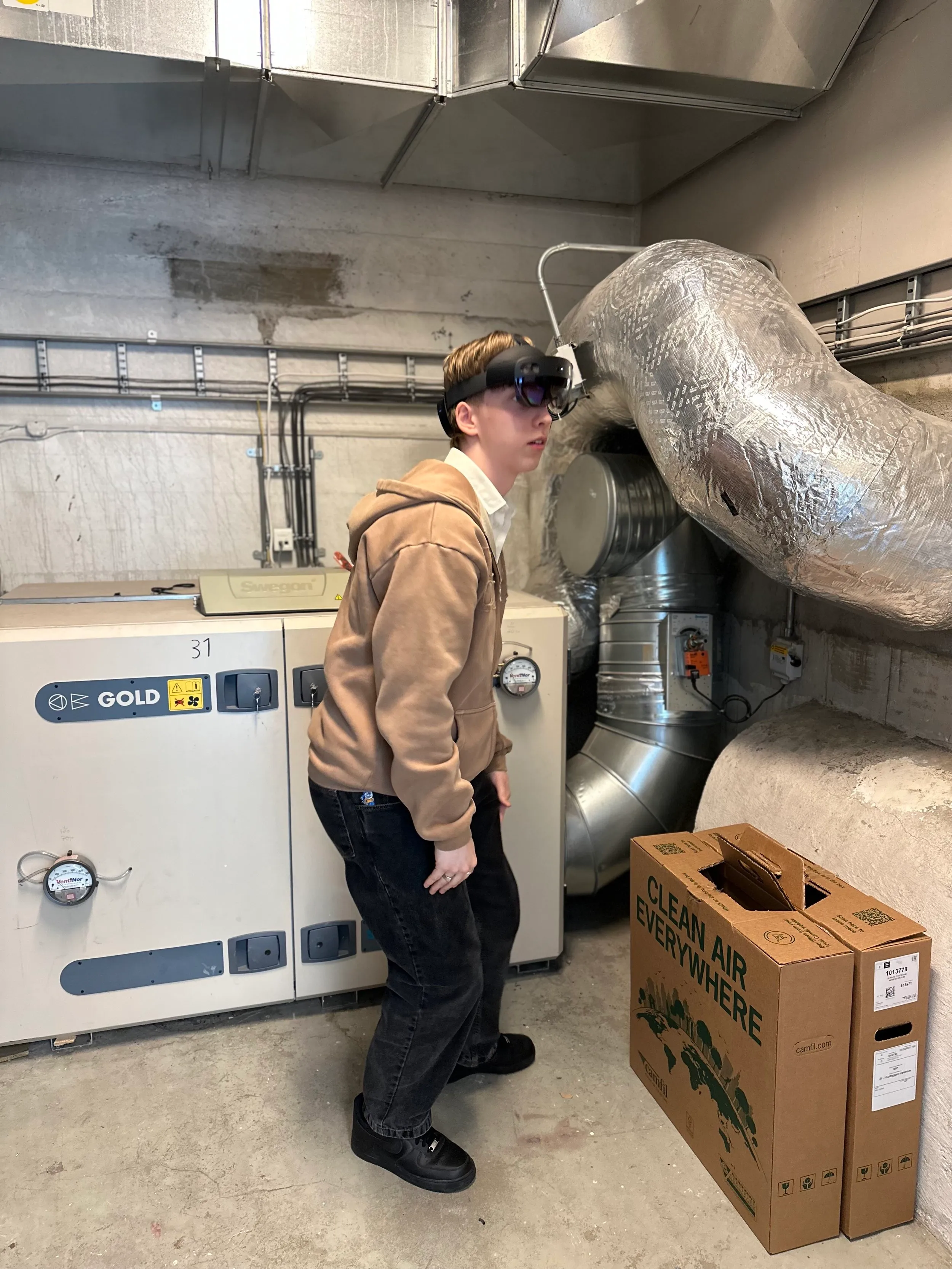 Fremtidig Automatiker i full gang med Hololens 2 og Dynamics 365 Guides