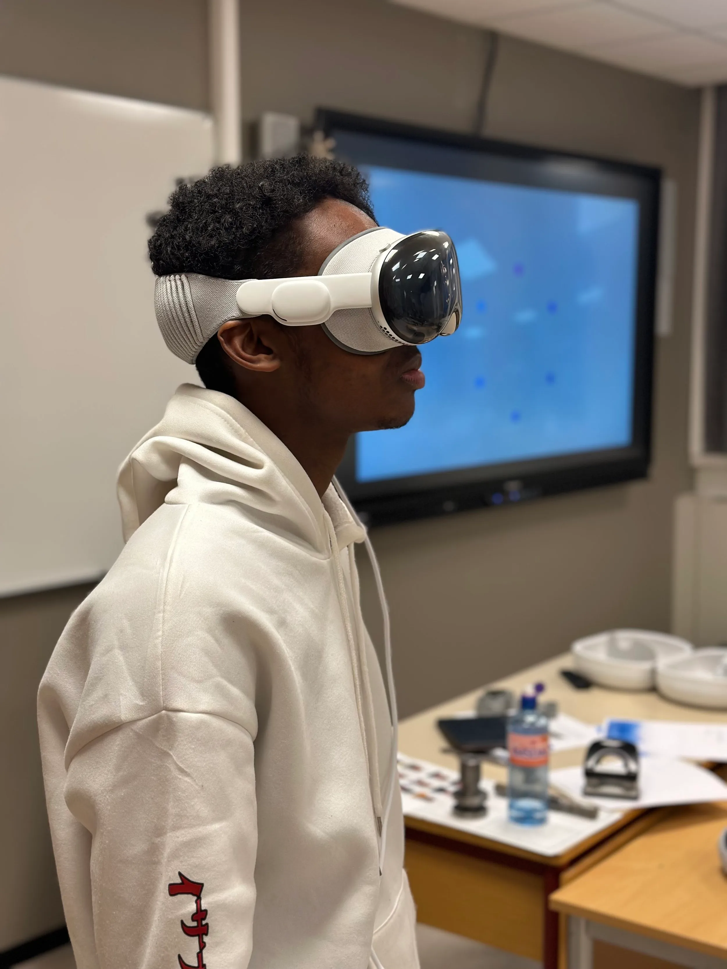 Elev som begeistret tester Apple Vision Pro