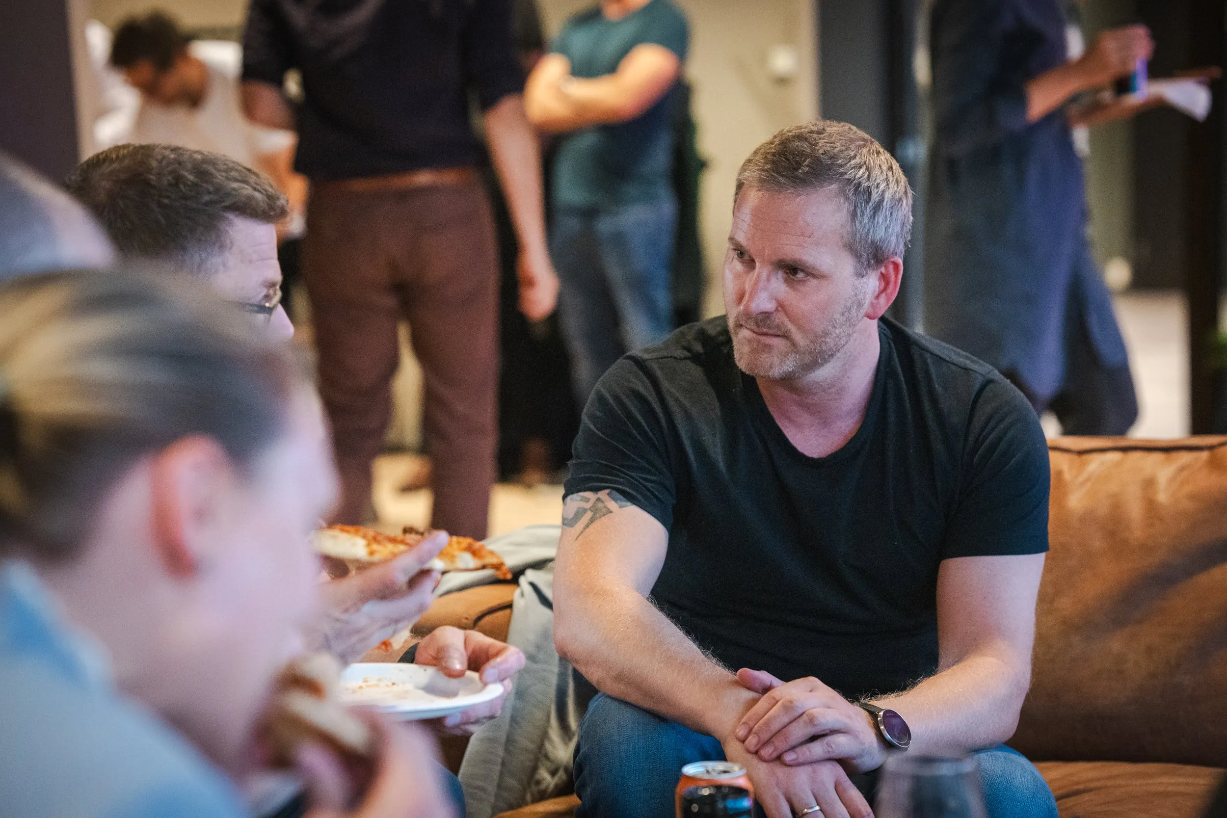 Dyp diskusjon og pizza-spising. Foto TECHLAB, Kay Tomas F. Bertheussen