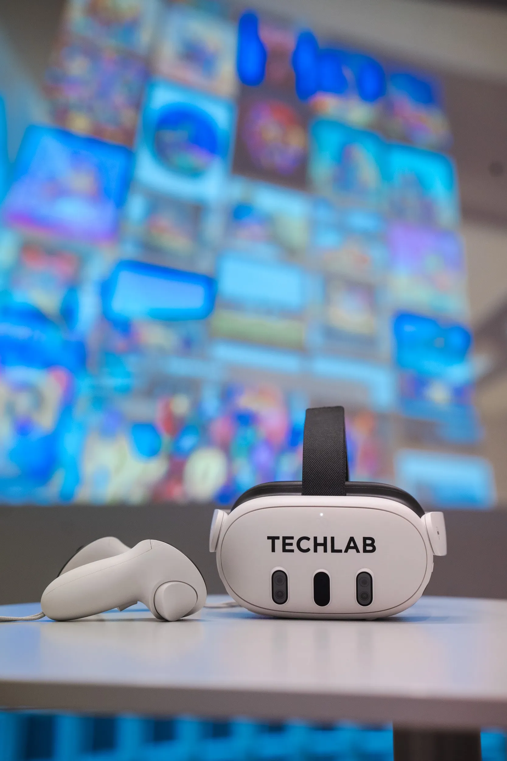 VR-teknologien (og de underliggende mixed, augmented og extended reality) er mye brukt i kunst- og museumsinstallasjoner, både nasjonalt og internasjonalt.På bildet sees en virtuell kunstustilling i bakgrunnen.Fotokreditt TECHLAB.