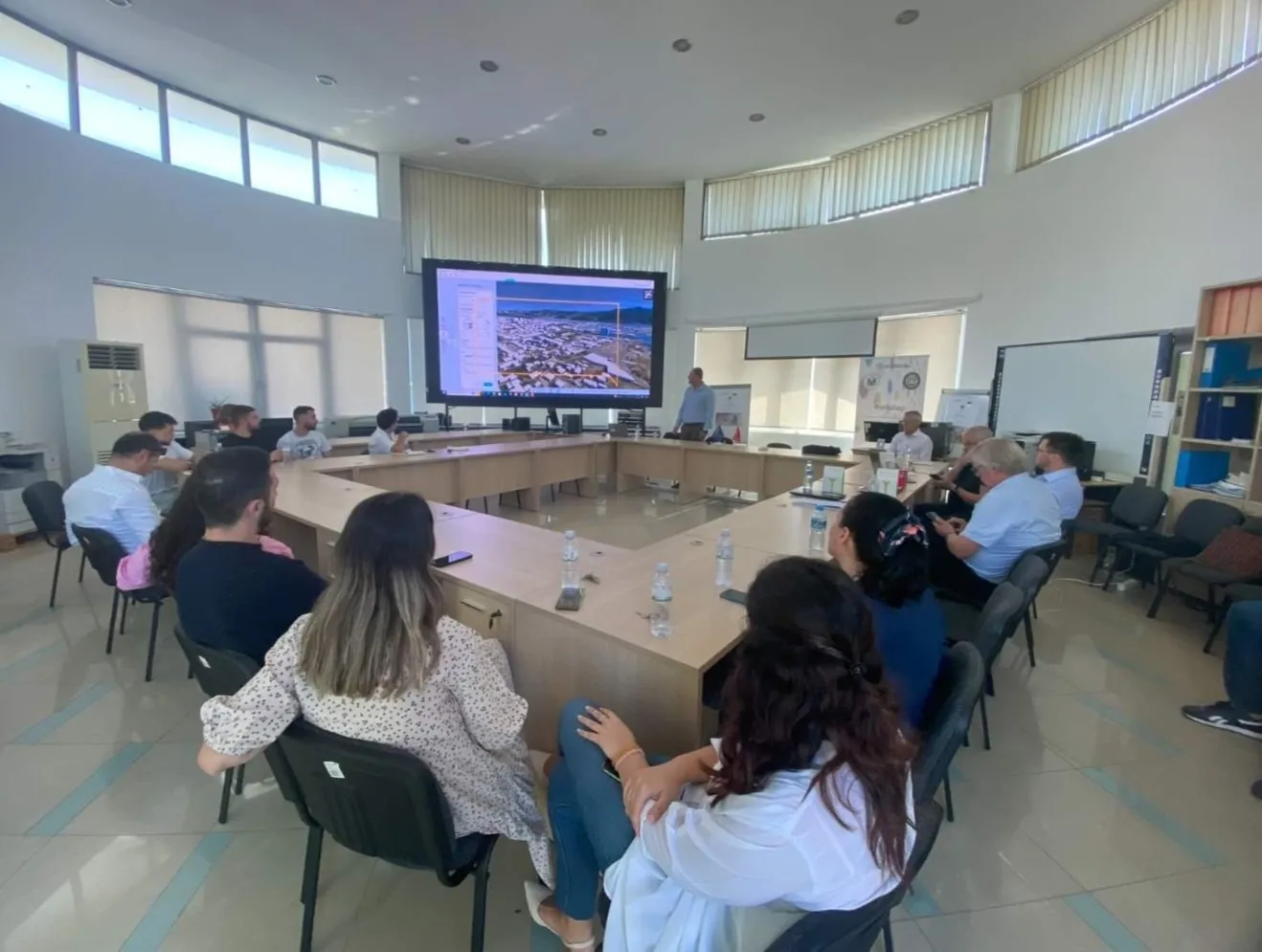 Medrit Mustafarj presenterer fra Vlore digital tvilling