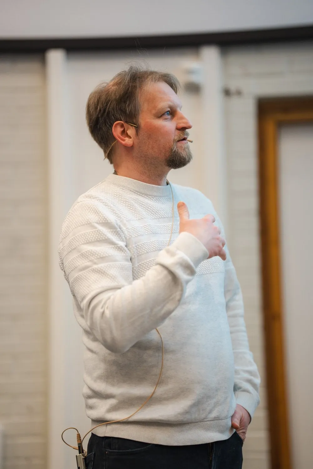 Kaspar RasmussenHan har dykket dypt ned i sentrale KI-modeller som Claude, ChatGPT og Gemini, og jobber med å belyse både deres transformative potensial og de etiske og pedagogiske utfordringene de medfører for akademia.