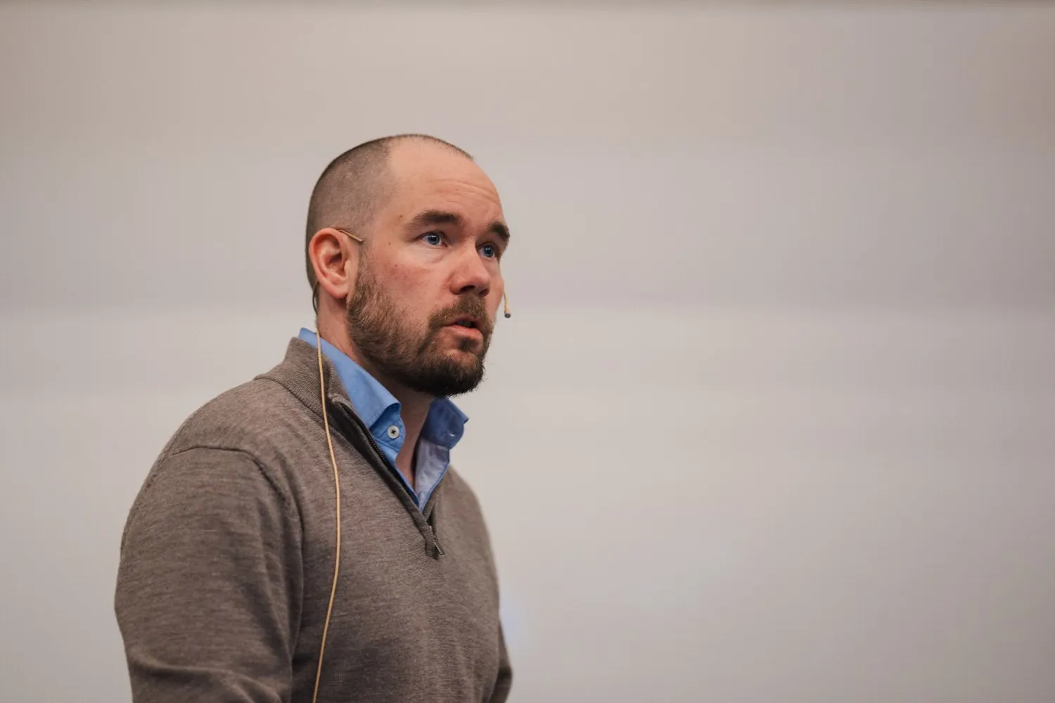 Kay Tomas snakker om mulighetsrommet med TECHLAB og KI Agenter.Foto av Kaspar Rasmussen.