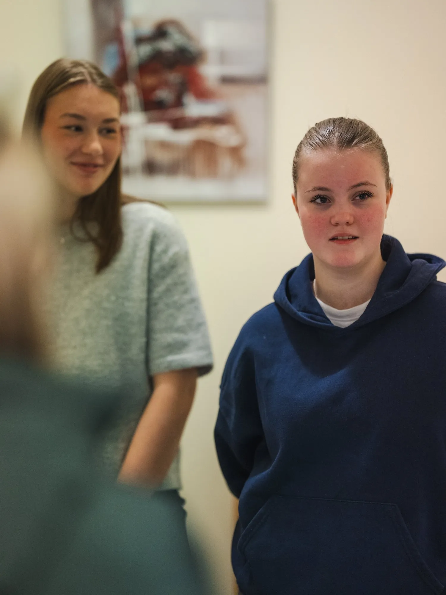 Førsteårsstudentene Nora, Miriam og Martine presenterte og demonstrerte flere typer velferdsteknologi.De viste frem en robotkatt, fjernstyring av gardiner og lys, en medisindispenser, hev- og senk-seng, Anne-dokke, interaktiv kalender og en PC-skjerm for kontakt med familie, pårørende og helsevesenet, med mer.