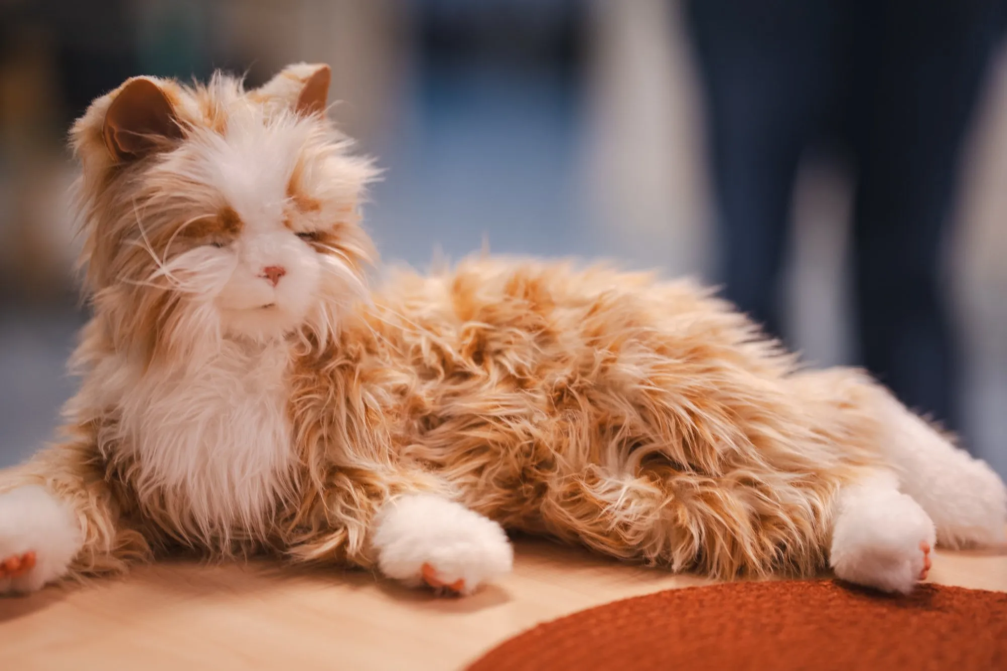 Robotkatten som purrer, maler og responderer på klapping kan være en trygg og god venn for gamle og personer med demens.Foto TECHLAB, Kay Tomas Bertheussen