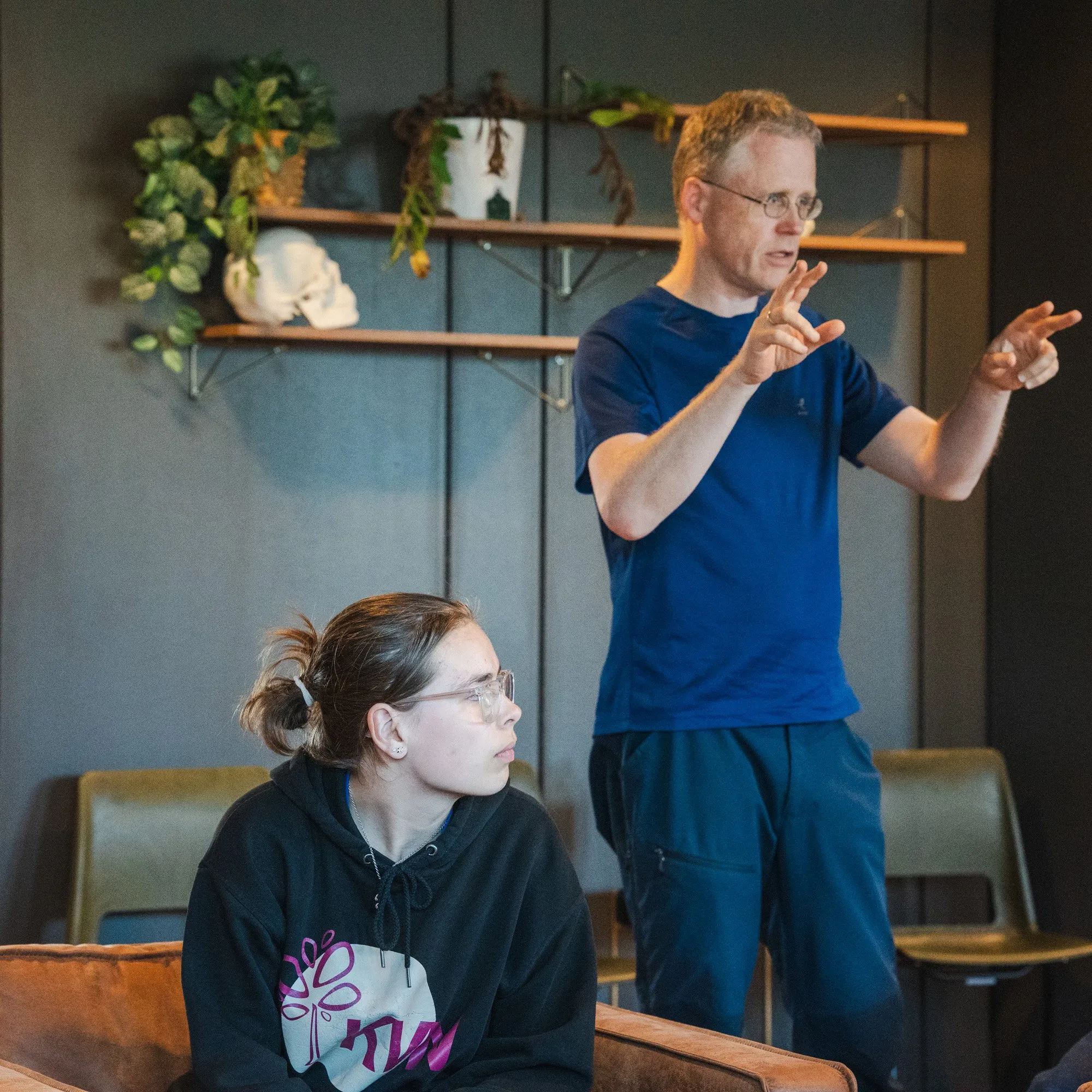Ved lunsjtider kom elevene opp til TECHLAB, hvor de ble utfordret til å utvikle en idé, gjøre markedsresearch og definere en målgruppe. Alt ble avsluttet med presentasjoner for resten av klassen.Her ser vi Raymond Lillevik som gir instrukser til elevene. Foto TECHLAB