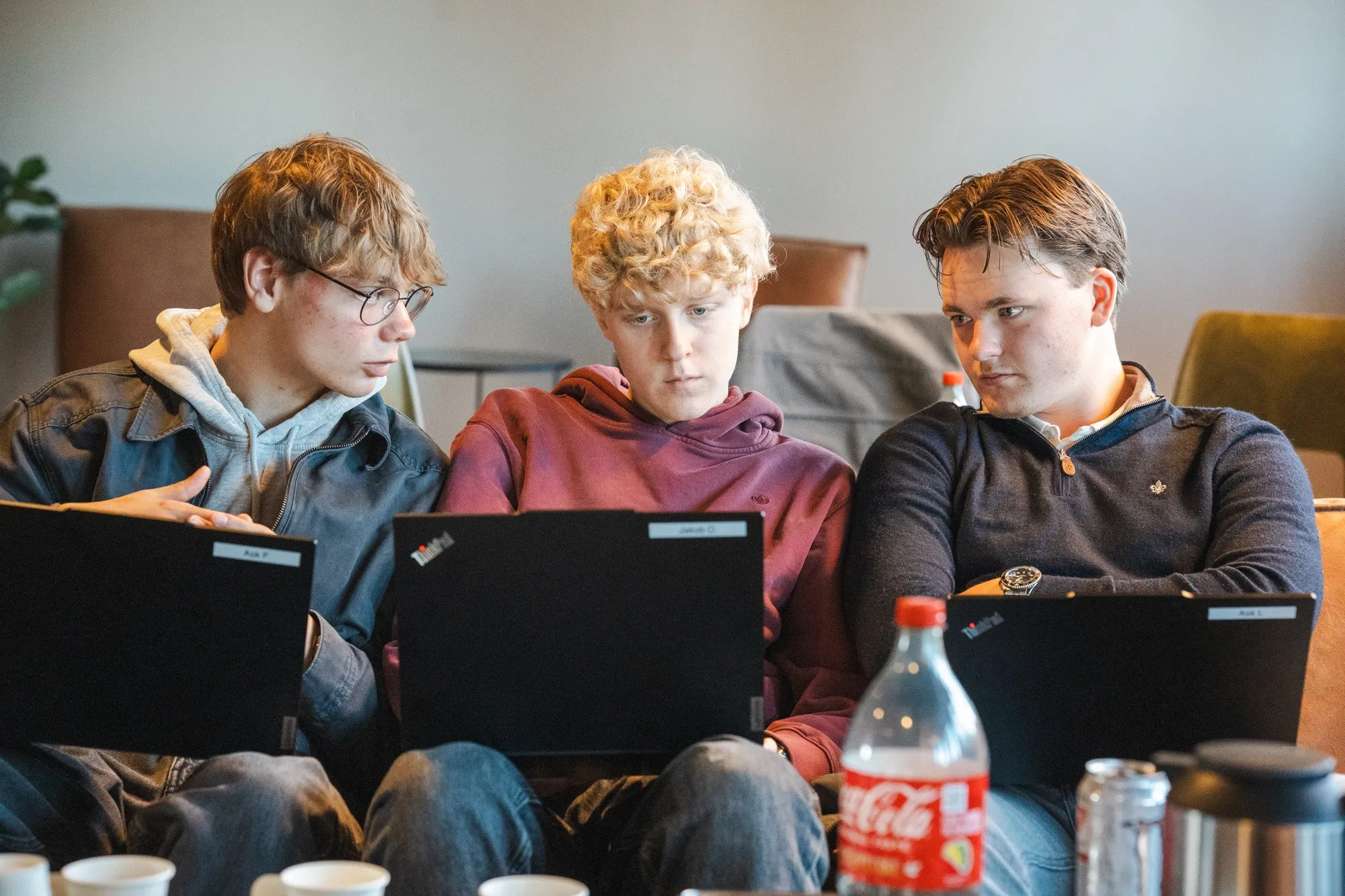 Vi delte elevene i 4 grupper som sammen gjorde en initiell markedsanalyse.Foto TECHLAB