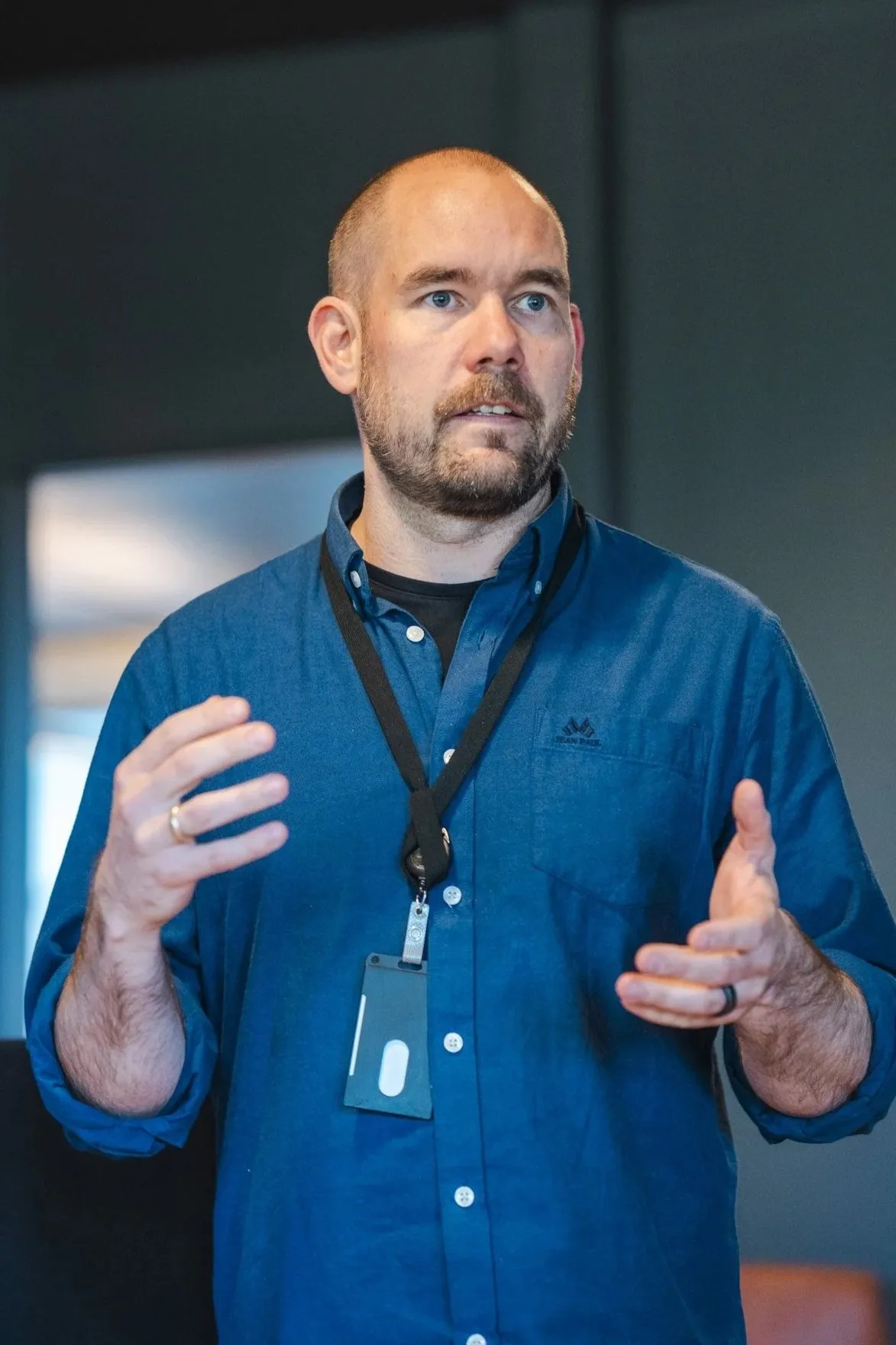 Kay Tomas fra TECHLAB gestikulerer som vanlig. Foto tatt av Odin fra EBU klassenTanken min var ikke at elevene skulle bli helfrelst på KI-verktøy i skolehverdagen, men at vi sammen skulle få en referanse på hva KI kan hjelpe med – raskt. Samtidig som vi avdekker hvor verktøyene ikke strekker til.