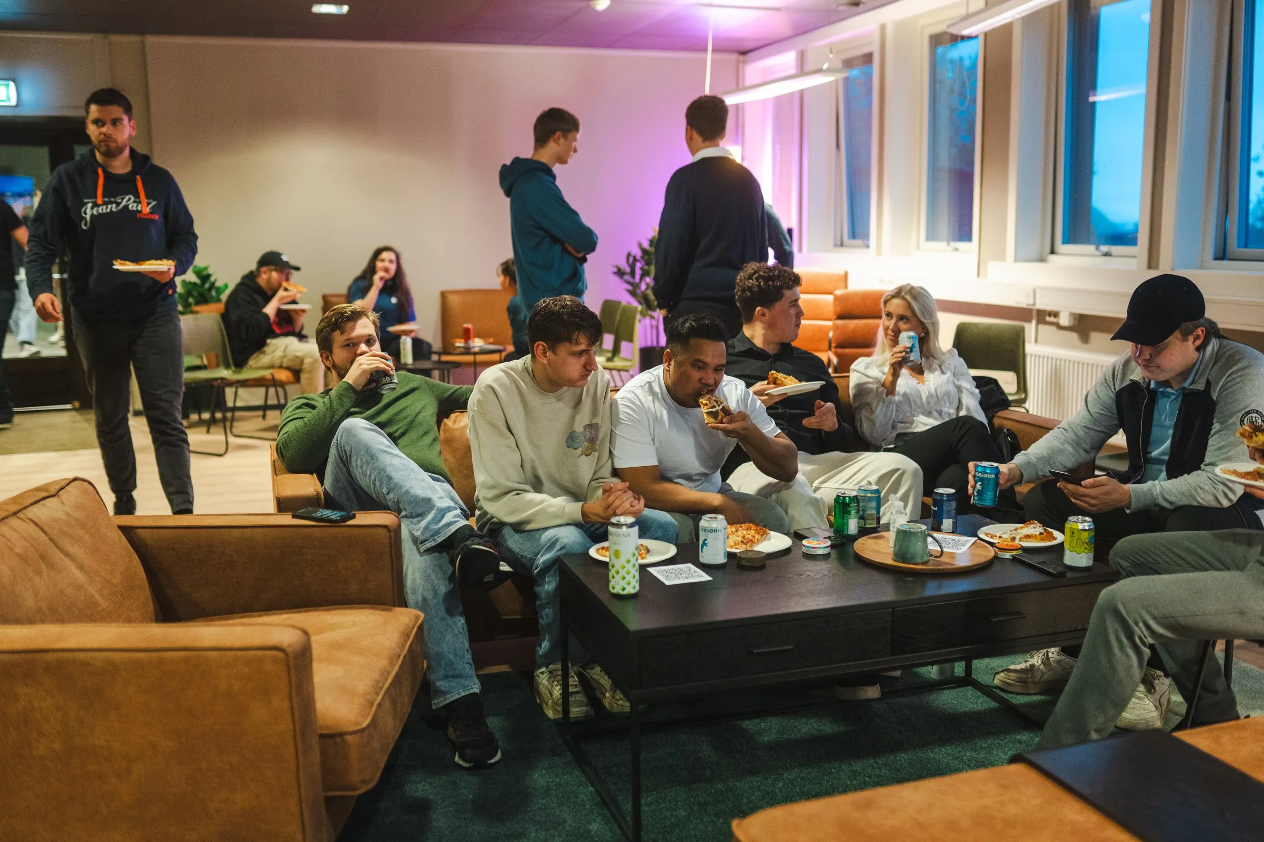 Fullt opp med pizza-sultne studenter. Foto TECHLAB, Kay Tomas F. Bertheussen