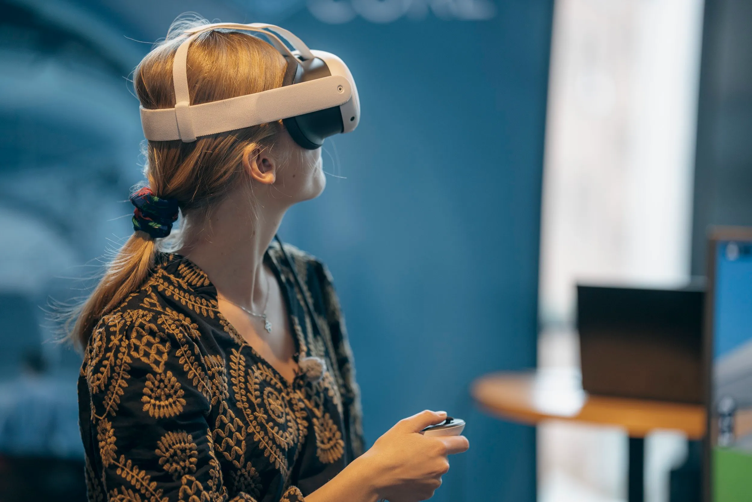 Ikke navngitt menneske med VR headsett📷 TECHLAB / Kay Tomas Bertheussen