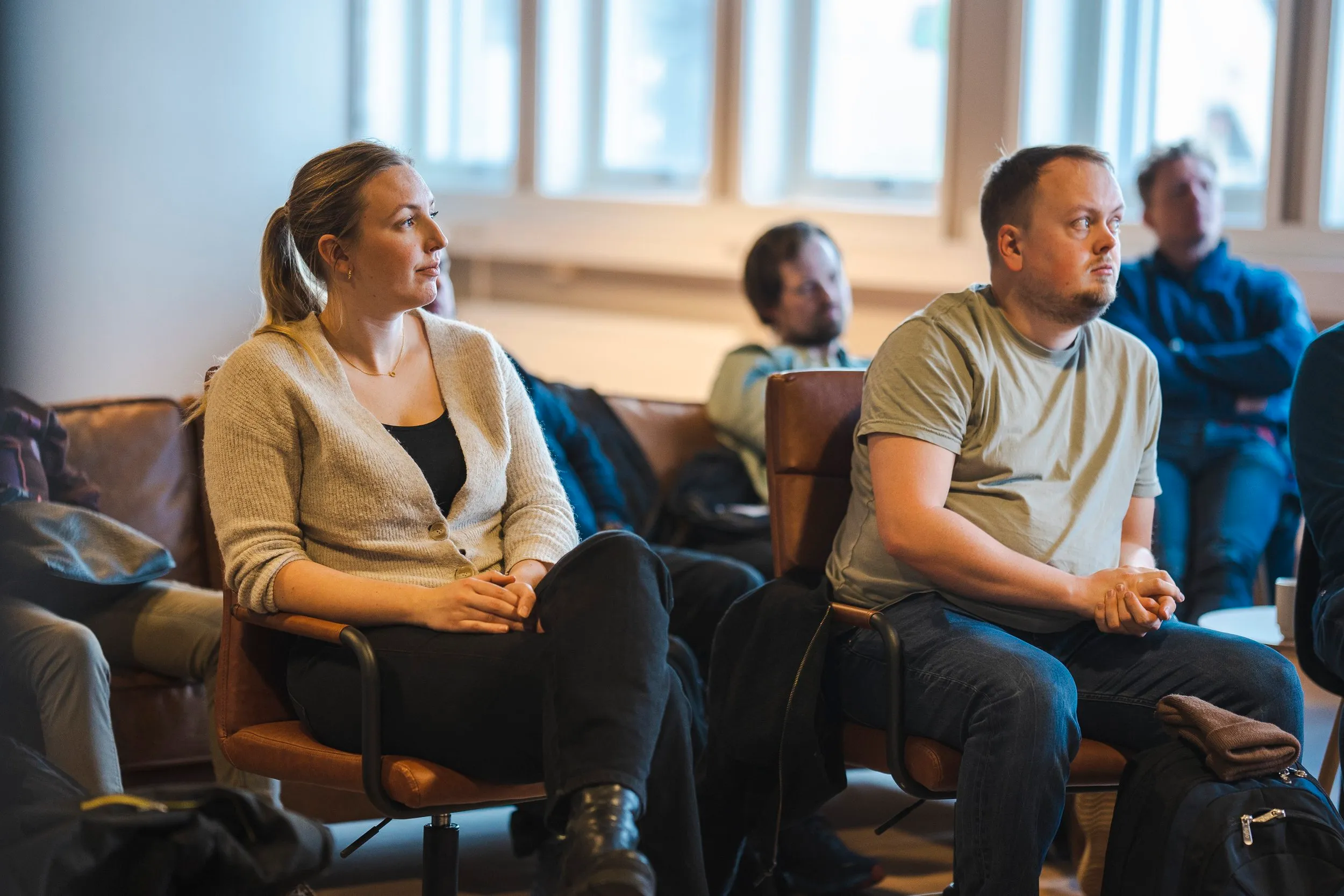 Marte Voldsund (t.v.) og Magne Stormo følger med