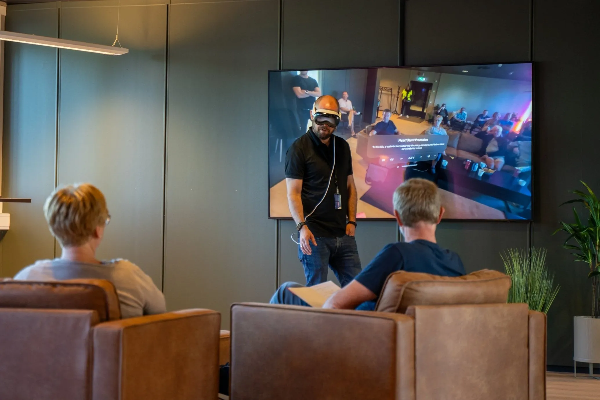 Kay Tomas fra TECHLAB med Apple Vision Pro demonstrerer JigSpace.📷 Benjamin Bøen, MIP AS