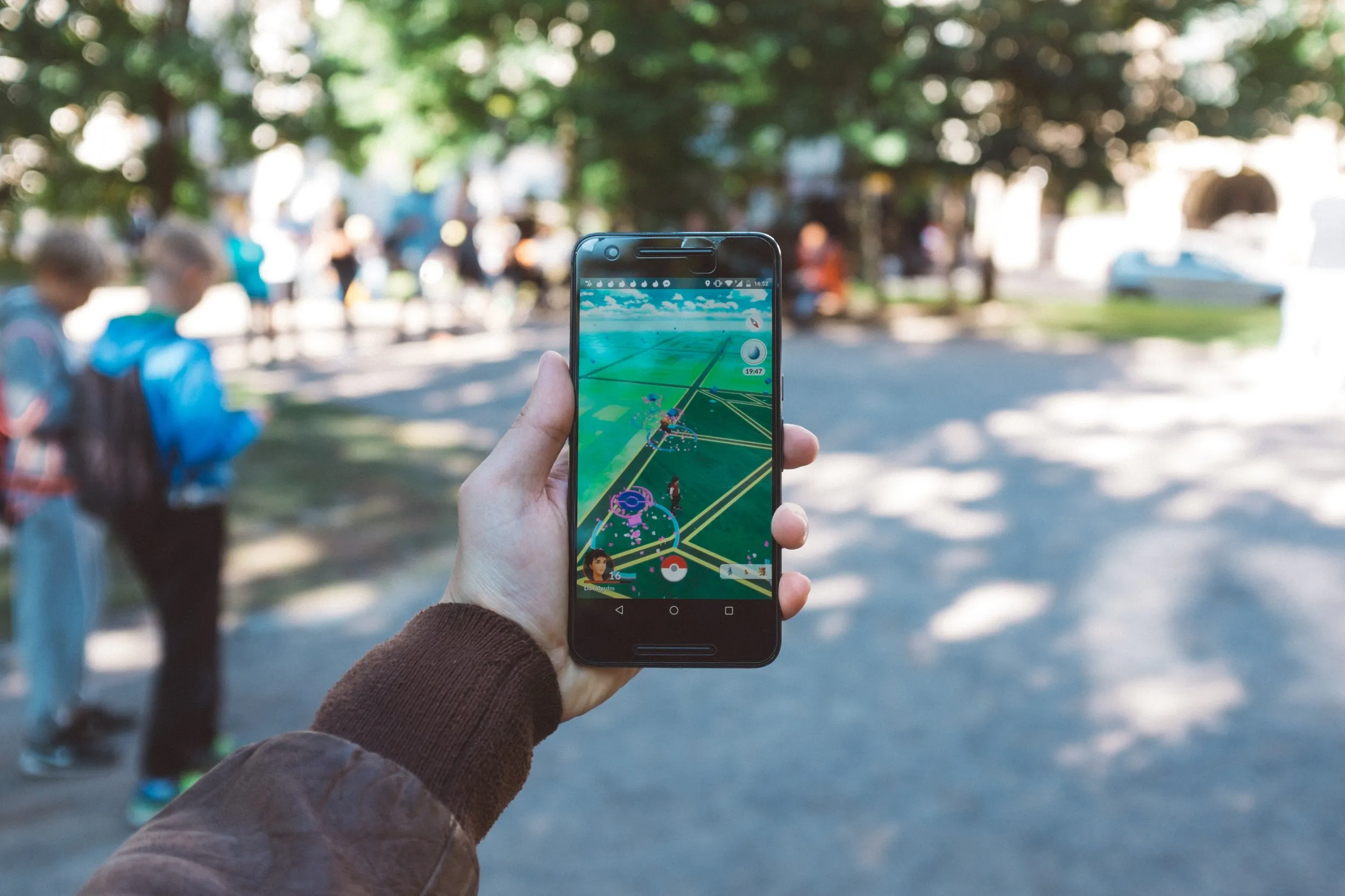 Person som spiller Pokemon Go. Photo av David Grandmougin fra Unsplash