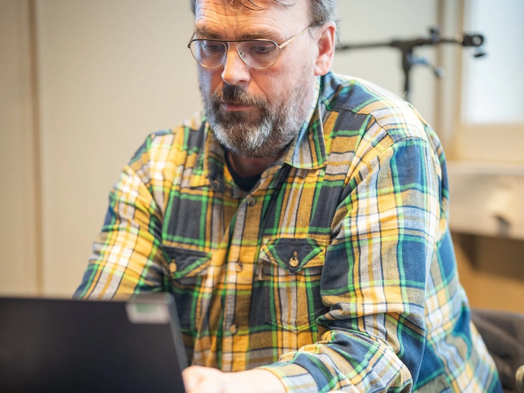 Kursdeltaker jobber med oppgaver fra egen arbeidshverdag under et TECHLAB-kurs